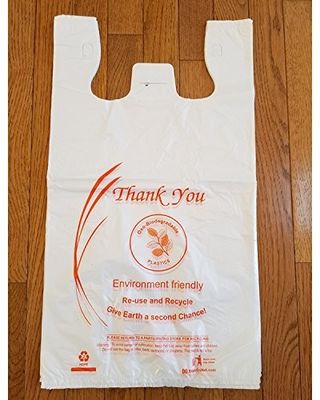 Sacos de compras plásticos biodegradáveis reusáveis bons isolando a propriedade com logotipos