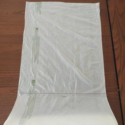 Sacos plásticos semi transparentes do produto em um rolo de sacos vegetais plásticos 35 x 50 Cm